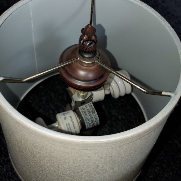 BEAUTIFUL CHEYENNE VICTORIAN STYLE LAMP ROSES - Picture 4 of 6